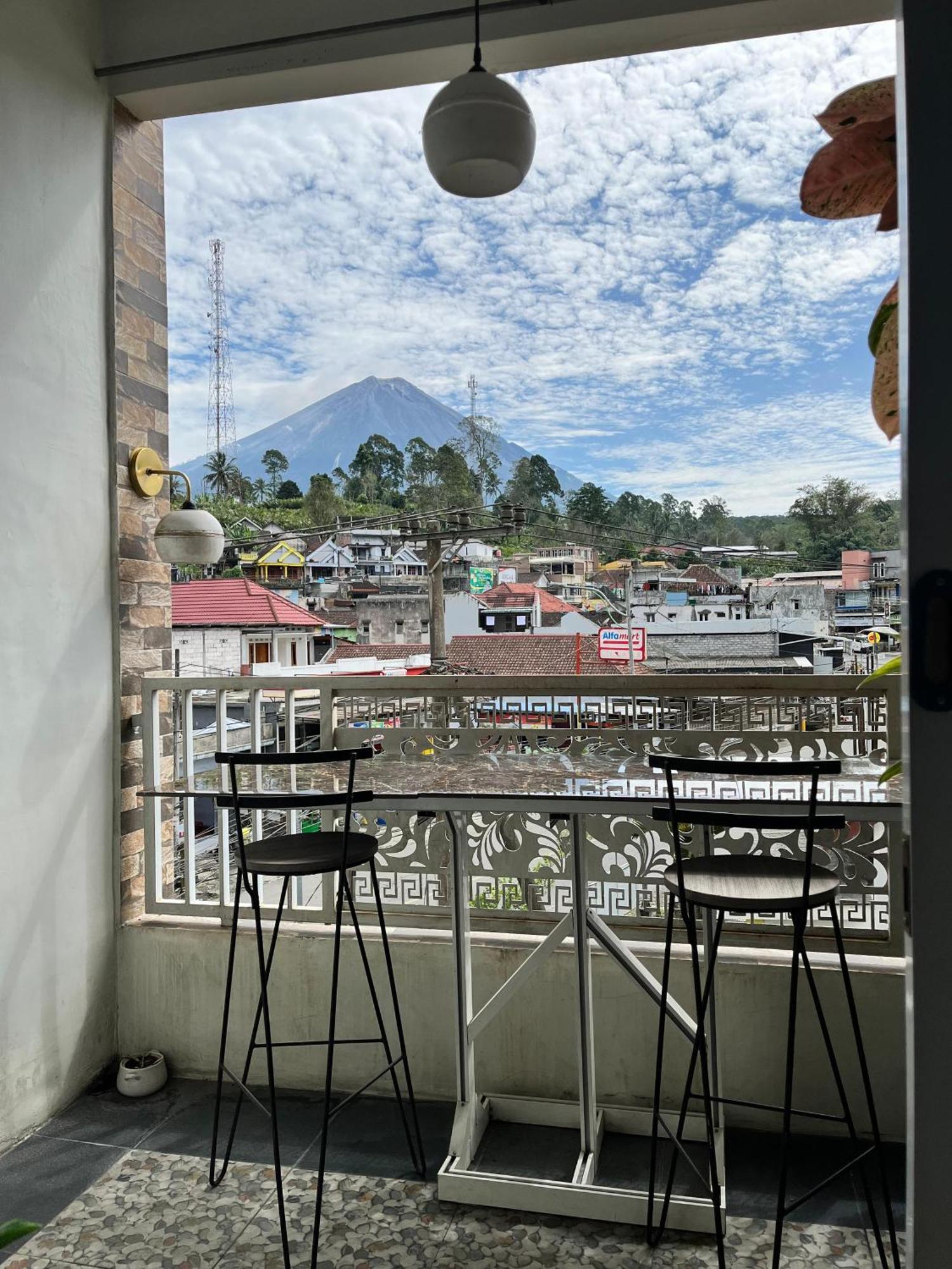 Java Hostel Tumpak Sewu Sidomukti Esterno foto