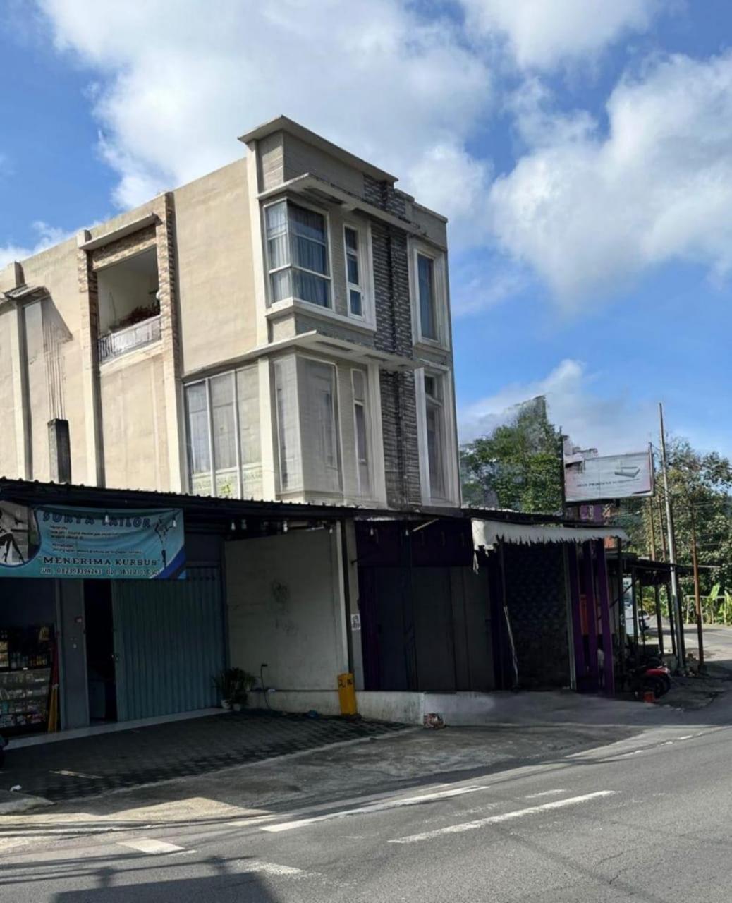Java Hostel Tumpak Sewu Sidomukti Esterno foto